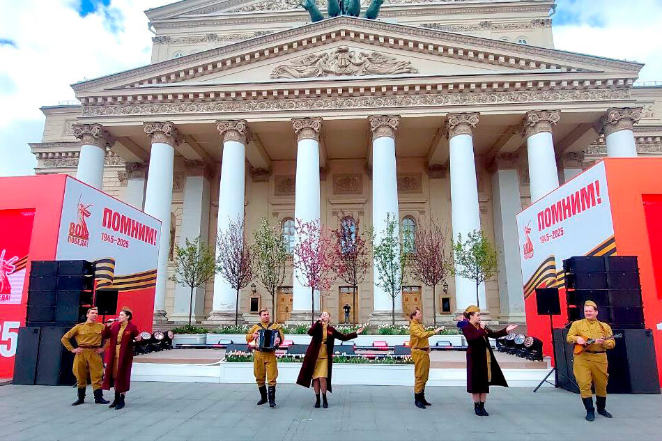 Выступление ансамбля Барыня на сцене